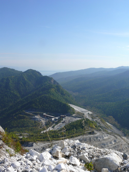 benkyou-shinakya:View from the topmost level of Pierieval marble quarry, Слюдянка, Russia.20160909Ne