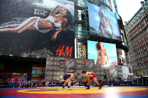 losgordostramposos:  Exhibición de lucha en Times Square en NY. Intentando llevar la lucha deporte a más gente, la asociación de lucha de Estados Unidos creó el programa “Beat the streets” y realiza exhibiciones a lo largo del país. (fotos: Elsa/Getty