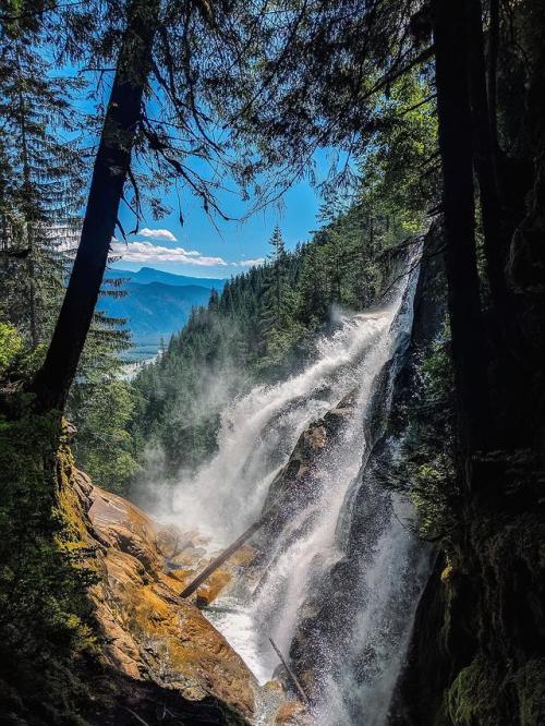 (via Changed our route midway through our hike and stumbled upon this view. Squamish, BC [1714X2048]