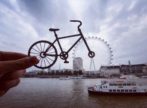 dejame-tomarte-una-foto: culturenlifestyle:  Artist Transforms Famous Landmarks with Quirky Paper Cut Outs London-based artist and creative specialist Rich McCor transforms some of the world’s most famous landmarks, including Big Ben among others into