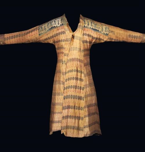 virtual-artifacts:A Seljuk silk robe, Iran or Central Asia, 11th/12th century