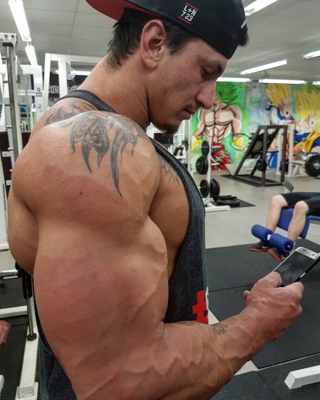 musclefantasyyounggay:I want him to strangle