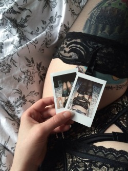 spannie:Took some kinda cute polaroids in