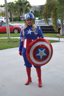 captainaforawesome:  So my costume is finished! I still want to get new boots and gloves though…I’m also debating on trying a shorter wig for my female Cap. We’ll see!