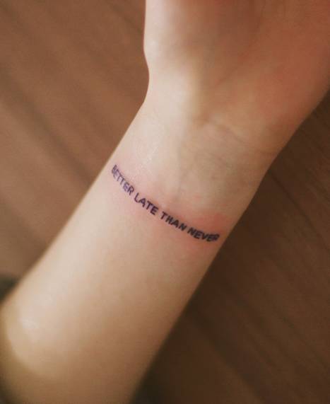 Pequeños Tatuajes — Tatuaje que dice “Better late than never” (“Mejor...