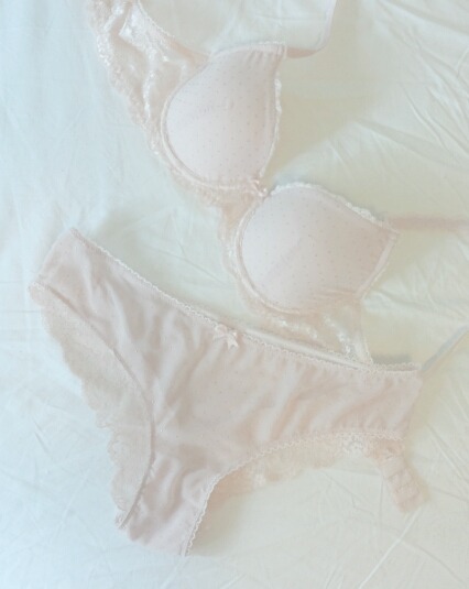 ilikepettingandspanking:  They have tiny golden beads all over them! 