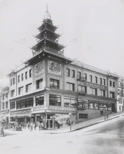 memoriastoica:  Grant Avenue &amp; California Street, Chinatown, San Francisco. Circa 1915. 