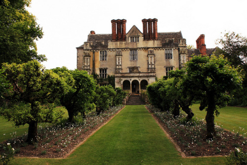 outdoormagic:  Cranborne Manor by Pauline Ann on Flickr. 