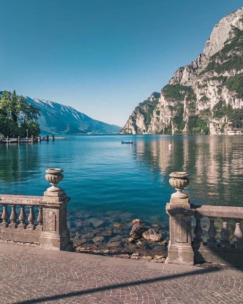 #italia #lagodigarda ⠀ Il lago di Garda è il maggiore lago italiano e raggiunge una massima profond