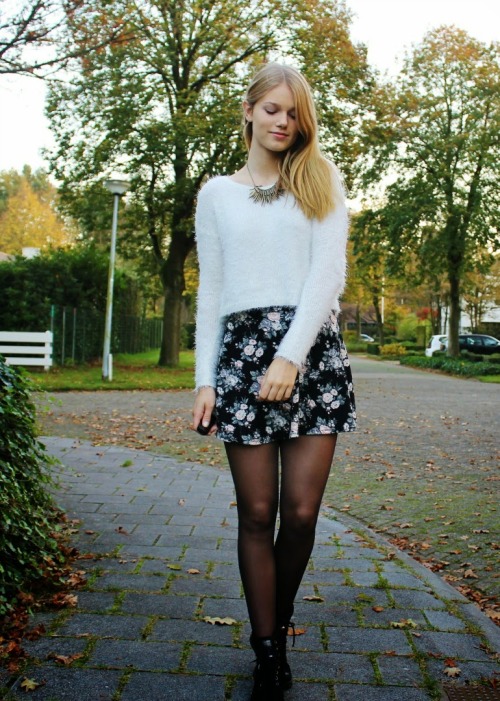 Cropped sweater: Hollister // Skaterskirt: Forever21 // Necklace: H&amp;M // Shoes: van Arendonk