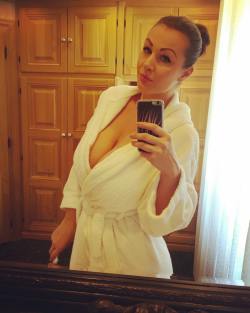 Happy #MelonMonday 🍉🍉 #bathrobe #bathroom #feelingmyself #cleavage 💋 by renathorne