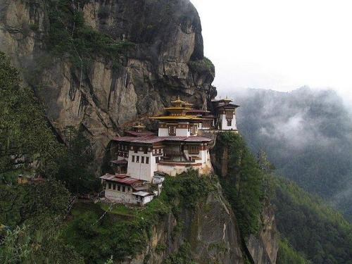 odditiesoflife:  Amazingly Beautiful Monasteries Hanging Monastery - Perched precariously halfway up a cliff some 75 meters (246 feet) above the ground, this Monastery is one of the most remarkable sights in China. Consisting of a complex of 40 rooms