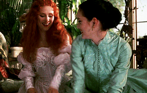 ladiesofcinema:Winona Ryder and Sadie Frost as Mina Murray and Lucy Westenra Bram Stoker’s Dracula (