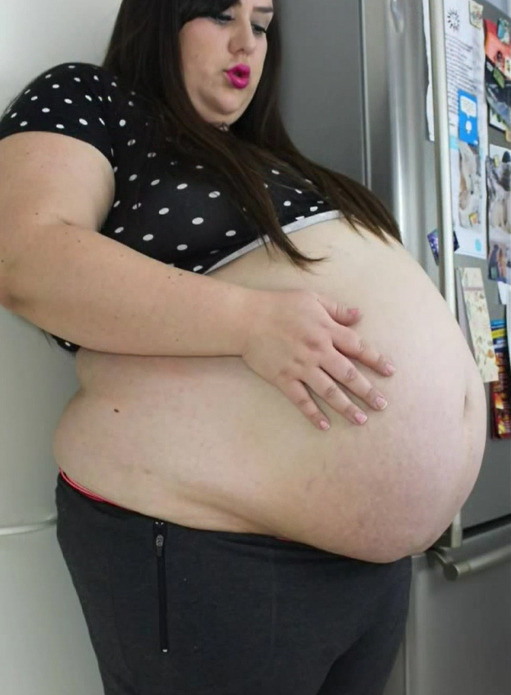 curvygirl-91:  Elle, vaut mieux l’avoir en photo qu’à table! Elle te bouffe