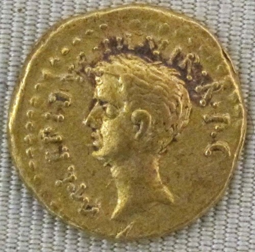 romegreeceart:An aureus of Marcus Aemilius Lepidus* 42 BCESource: I, Sailko [GFDL (www.gnu.or