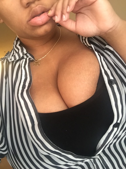 trrripled:  tmacwiluvu:    When your thinking to yourself. “ Maaaaaaannnnnn what I would do if a had a chance with that.               ” BAD AS SHIT MEDAL AWARDED “  trrripled   xo