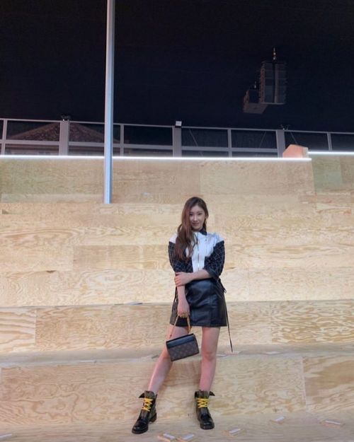 fy-itzy: 191008 ITZY’s Instagram update itzy.all.in.us The party Sorry for being late ..Paris,