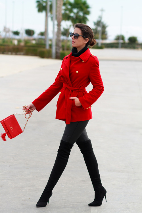 Fashion blogger Silvia Navarro in Lolitablu boots Source:  1sillaparamibolsoblog - rojo-militar