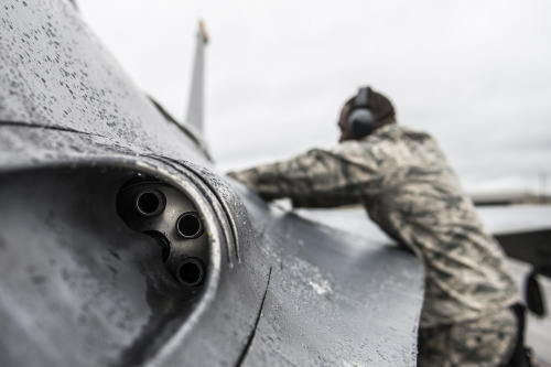 militaryaviation:M61 A1 Vulcan on the F-16 Fighting Falcon.