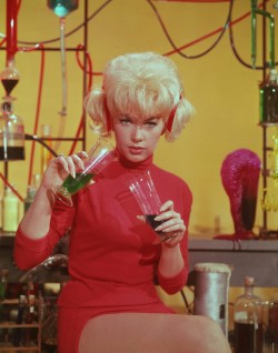  Stella Stevens en “El Profesor Chiflado” (The Nutty Professor), 1963  