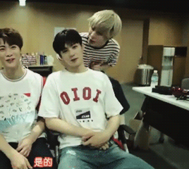 moobinthighs:scaring eunwoo is the easiest thing in the world