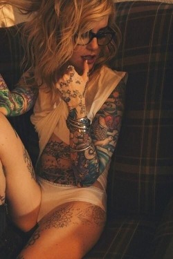 tattoosngirls:  C H I L L I N 