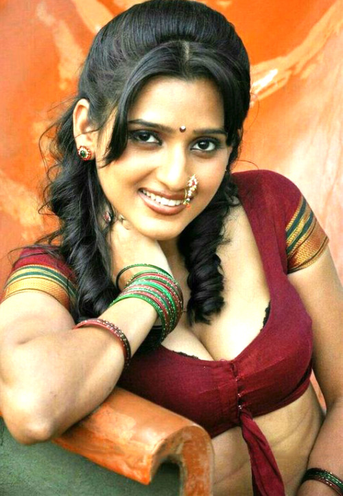 indiangalz:See more hot babes in sarees:See more: www.indiangalz.com/babes-in-sarees/