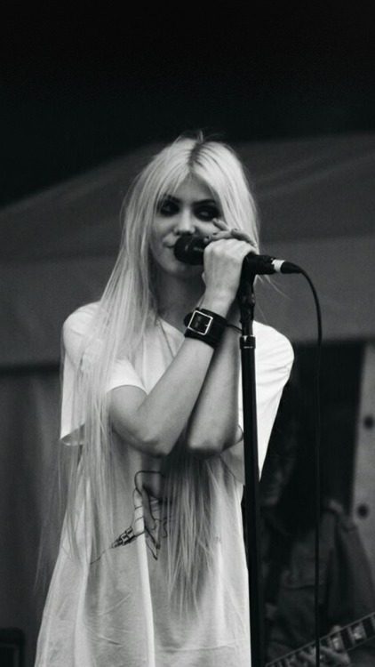 ulockssocool:  Taylor Momsen (simple)