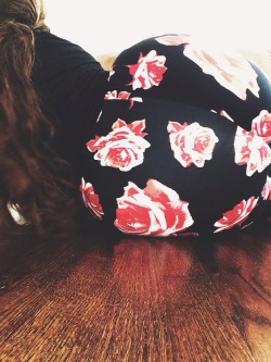 nerdynipps:  molotowcocktease:  An ode to my new favorite comfy pants.  And my squishy derrière.  Gimmeeeee 😍😍😍😍