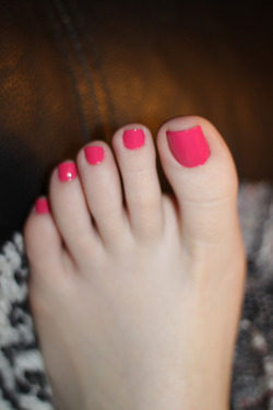 feetplease:  Perfect pink toes drive me crazy.
