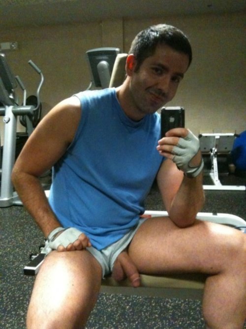 freegaywebcams:  Getting ready for his gay live show. 