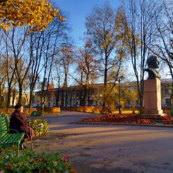 #Autumn #evening /  #veteran #rest #pensioner #oldpeople #bench #nofilter #Lenin #Ilyich #street #streetphotography #streetphoto #colors #colours #photorussia #photowalk #walk #Russia #Gatchina #ветеран #отдых #прогулка #вечер