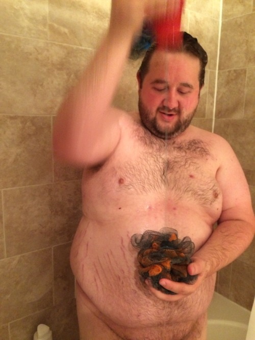 cubdar:  extra-ordinary-men:  14x28:  The adventures of my showering bf.  Also, we ran out of clean towels so he had to use a hand towel.  So cute!  Just gorgeous