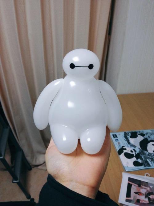 yerafrickinunicorn:  This nightlight I bought is surprisingly useful! It’s really dark in the room at night and the light switch is a bit of a distance from the bed. So baymax helps out a lot. Thank you baymax! 