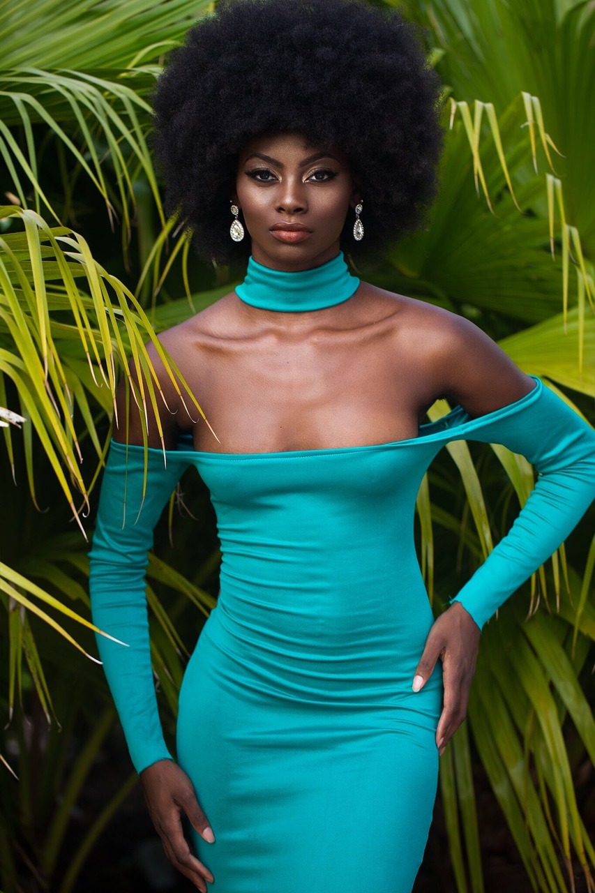 blackfashion:  She’s A Mess Of Gorgeous, Chaos And You Can See It In Her Eyes.