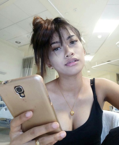 slutssg: valiantcreationthingsg: shvhvrvl: batangpalingbig: her tits is so nice to be suck…..