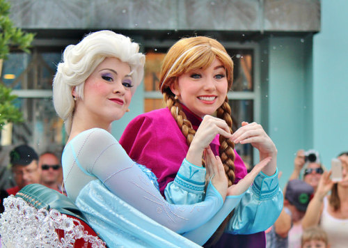 lovedisneylife: Anna and Elsa’s Royal Welcome on Flickr.  I made something and maybe I shouldn