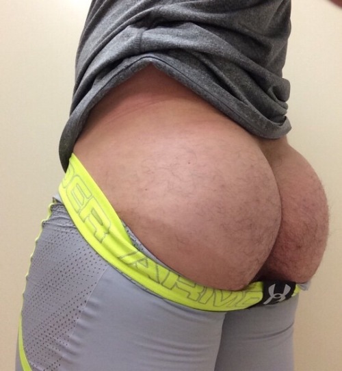 lilcumdump:  Bums make me happy.