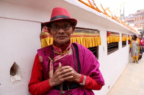 Now that’s how you rock pink and red together! Tibetan fashion has its own rules. 