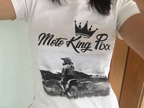 Ich habe das Tshirt gestaltet, um meinen Freund zu überraschen und ihm zu zeigen das ich immer hinter ihm stehe. Und immer an seiner Seite bin bei all seinen Motocrossrennen. Weil er mich auch mit meiner Seite MOTO KING PIXX unterstützt. Und eure...