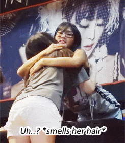 sisseutail:  hyorin likes to smell fan’s hair…….. 