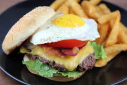 do-not-touch-my-food:  Bacon Burger with a Fried Egg