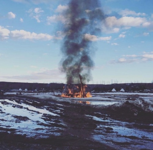 alexaweinstein:
“ “Leading up to today Water Protectors and Indigenous Peoples at Oceti Sakowin/The Big Camp, have been lighting their traditional dwellings on fire.
This morning, Indigenous Rising spoke with Darren Begay who has been managing the...