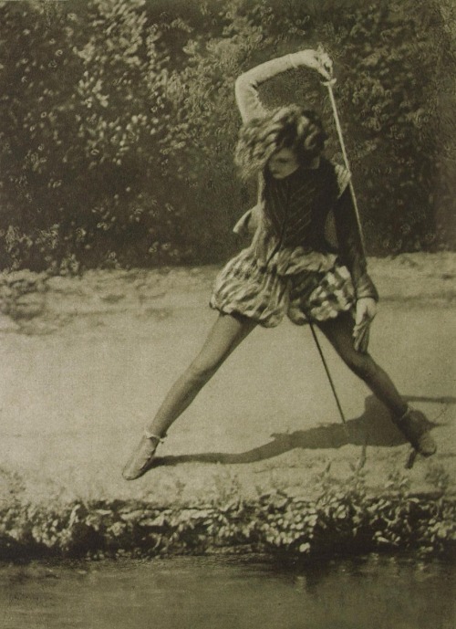 the-last-hair-bender: nitrateglow: holdthisphoto: 1927 Idk what’s going on but can she be my g