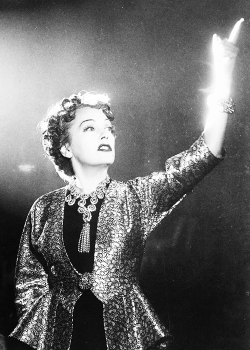 msmildred:  Gloria Swanson in “Sunset Boulevard”, 1950. 