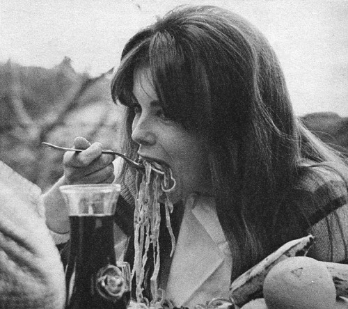 maureensadoll: 1967, Ann Margret eating pasta in Rome