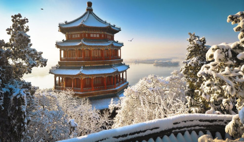 hotweibo: Photography of 颐和园(the Summer Palace) enveloped in spring snow. In addition to hanfu, anci