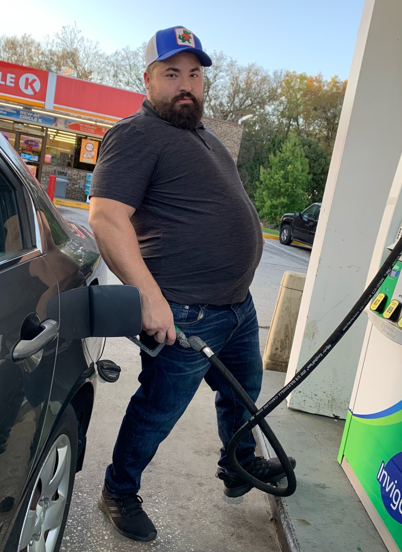 alphabelly:I’m hungry af and this slow ass gas pump is holding me up from getting to my gains. Better go inside and get a candy bar!