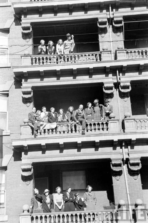 Watching the Roosevelts headed for the Little White House for Thanksgiving(Margaret Bourke-White. 19