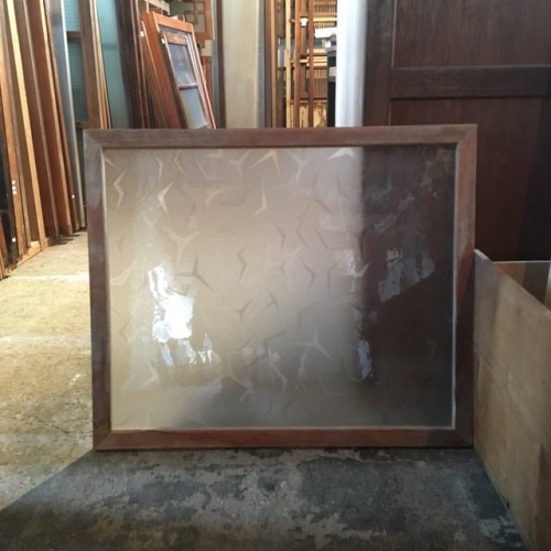 型板ガラス「折鶴」の建具 2,000円 size:w619×H570×D18 ・ 型板ガラス「折鶴」の入った建具です。 窓や戸棚に用いられていたのでしょうか、少し小ぶりです。4点あります。 ・ たくさ